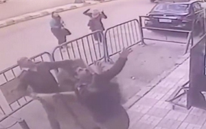 Video cảnh sát dùng tay không đỡ cháu bé rơi từ tầng 3