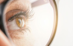 Sắp có thể chữa cận thị, viễn thị bằng thuốc nhỏ mắt?