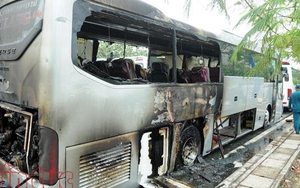 Xe khách bốc cháy kinh hoàng, 12 người thoát chết