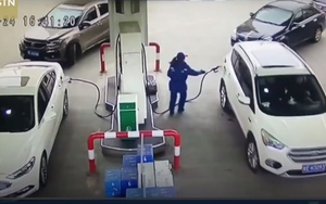 VIDEO: Nữ tài xế thản nhiên rồ ga, suýt gây thảm họa ở cây xăng