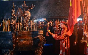 Hình ảnh vạn người 'chen vai thích cánh' xin ấn đền Trần trong đêm