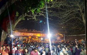 VIDEO: Người dân vượt tường vào xem Lễ khai ấn đền Trần 2018