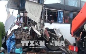 Xe cứu hỏa va chạm xe khách trên cao tốc, 4 cảnh sát bị thương nặng