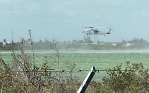 Máy bay chiến đấu Mỹ lộn vòng, phát nổ và rơi tại căn cứ không quân - hải quân