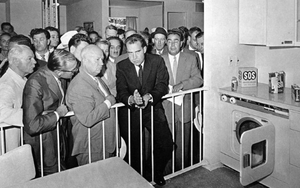 Cuộc 'đấu súng' trong bếp 'giữa máy giặt và bom nguyên tử' của Khrushchev và Nixon