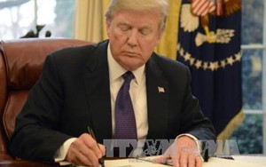 Tổng thống Mỹ Donald Trump ký chi 1.300 tỷ USD để Chính phủ 'tiêu' mấy tháng