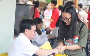 Rồng rắn xếp hàng bất chấp nắng nóng chờ xin chữ ký nhà văn Nguyễn Nhật Ánh