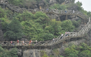 Đang tháo dỡ cầu thang trên đỉnh núi Huyền Vũ giữa Tràng An cổ Ninh Bình