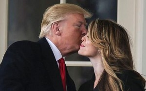 Nụ hôn từ biệt kiều nữ truyền thông Nhà Trắng của Tổng thống Donald Trump