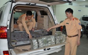 Bắt quả tang hai đối tượng vận chuyển 100 bánh heroin