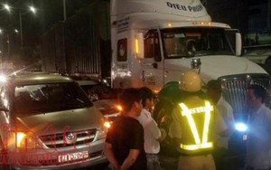 Nhường đường cho xe cứu thương, ô tô con bị container đâm liên hoàn