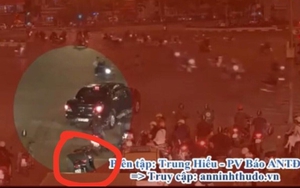 Khoảnh khắc kinh hoàng xe bán tải tóe lửa kéo lê người đi xe máy