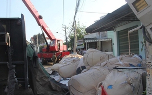 Lật xe chở alumin, lái xe tử vong trong cabin