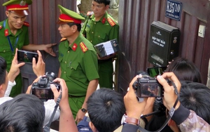 CHÙM ẢNH khám xét nhà 2 nguyên Chủ tịch Đà Nẵng liên quan vụ án Phan Văn Anh Vũ