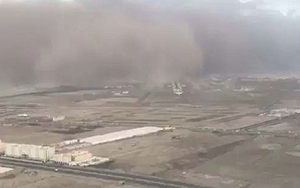 VIDEO: Phi công hạ cánh như phim hành động lúc bão cát ‘nuốt trọn’ đường băng