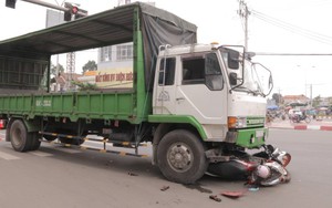 Xe tải tông vào hai xe máy đang dừng chờ đèn đỏ