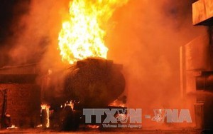 Xe bồn tiếp nhiên liệu bốc cháy rừng rực tại cây xăng