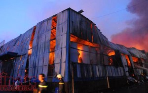 TP Hồ Chí Minh: Đang cháy lớn công ty giấy trong khu công nghiệp Vĩnh Lộc