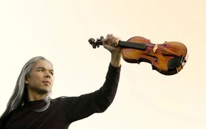 Stephane Trần Ngọc biểu diễn với cây violin từ thế kỷ 16
