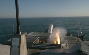 Xem siêu chiến hạm Mỹ USS Milwaukee lần đầu phóng thử tên lửa 'Lửa địa ngục’