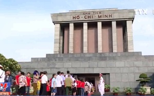 Dòng người xếp hàng vào Lăng viếng Bác nhân sinh nhật Người 19/5