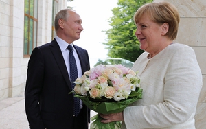 Lý do bó hoa Tổng thống Nga Putin tặng Thủ tướng Đức Merkel gây 'sóng gió'