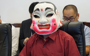 Chủ nhân giải Jackpot Vietlott đeo mặt nạ múa lân nhận giải hơn 300 tỷ đồng