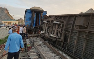 Lật 6 toa tàu hoả vì đâm xe tải, lái tàu và phụ lái kẹt trong cabin đầu máy
