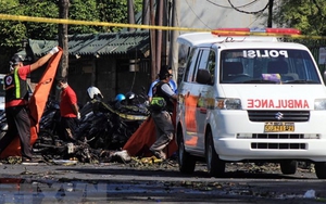 Bé gái 8 tuổi đi cùng 4 đối tượng đánh bom sở cảnh sát Indonesia