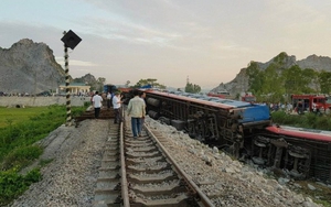 Hình ảnh thảm khốc từ hiện trường vụ tàu hỏa đâm xe tải