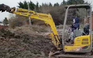 VIDEO: Kinh ngạc bé 4 tuổi điều khiển máy xúc thành thạo