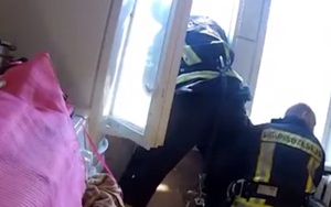 VIDEO: Lính cứu hoả nhoài khỏi cửa sổ cứu nạn nhân rơi từ tầng 4 như phim siêu anh hùng