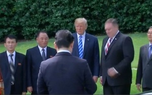 Tổng thống Trump 'lưu luyến' tiễn Tướng Triều Tiên tận cửa xe ô tô