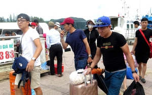 Điều 8 tàu cao tốc đưa các du khách 'mắc kẹt' ở Lý Sơn vào đất liền