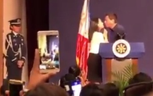 Tổng thống Philippines gây sốc khi 'khóa môi' cô gái trẻ tại Hàn Quốc