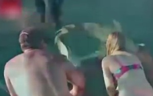 VIDEO nữ du khách xinh đẹp bị cá mập ngoạm tay lôi xuống biển