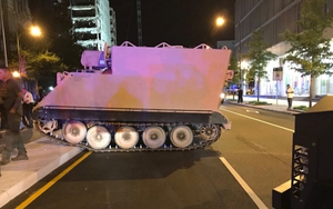 Binh sĩ lấy trộm xe bọc thép ở căn cứ quân sự, rượt đuổi với cảnh sát 2 tiếng trên đường như phim