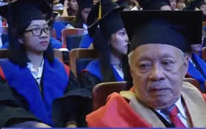 VIDEO: Cụ ông nhận bằng thạc sĩ ở tuổi 85