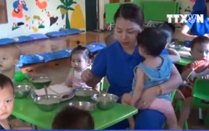 VIDEO: Các giáo viên ở Nghệ An quỳ gối, khóc lóc xin được dạy học