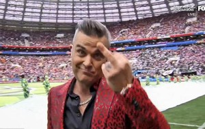 Robbie Williams giơ ngón tay thối 'chọc tức' khán giả - Kẻ lắm tài nhiều tật