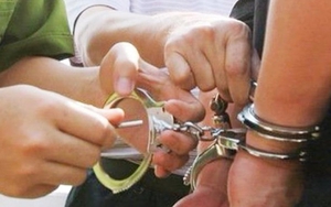 Khởi tố 4 đối tượng đập phá xe buýt, mô tô đặc chủng của cảnh sát