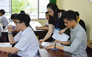 Các thí sinh huyện đảo Phú Quý vào đất liền dự thi an toàn