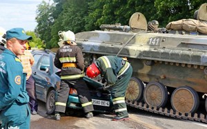 Mất lái, thiết giáp BMP-1 chồm lên đè bẹp ô tô trên đường phố