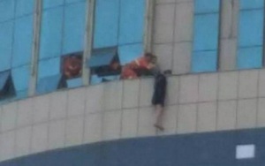 Đám đông Trung Quốc máu lạnh cổ vũ nữ sinh bị trầm cảm nhảy lầu tự tử