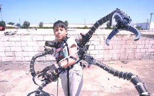 Triệu phú thiếu niên chế tạo thành công bộ đồ giống Tiến sỹ Bạch Tuộc phim 'Người Nhện'