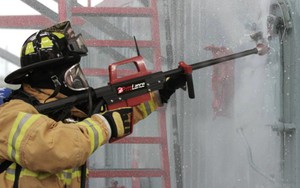 VIDEO Xem súng nước bắn xuyên bê tông, tường gạch của lính Mỹ