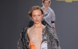 NTK người Anh gốc Việt lần đầu trình diễn thời trang trên cầu Vàng đang 'gây sốt' ở Đà Nẵng