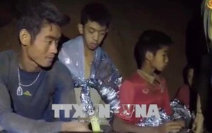 Oxy đang giảm mạnh, nước đang dâng lên, HLV đội bóng thiếu niên Thái Lan xin lỗi các phụ huynh