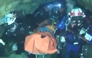 VIDEO clip các thợ lặn giải cứu đội bóng Thái Lan dưới đáy hang sâu