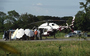 Các thành viên đội bóng Thái Lan gặp lại người thân qua cửa kính